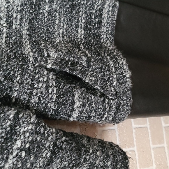 Danier Women's Black Wool Blend and Leather Coat (Sz M) - Picture 13 of 15